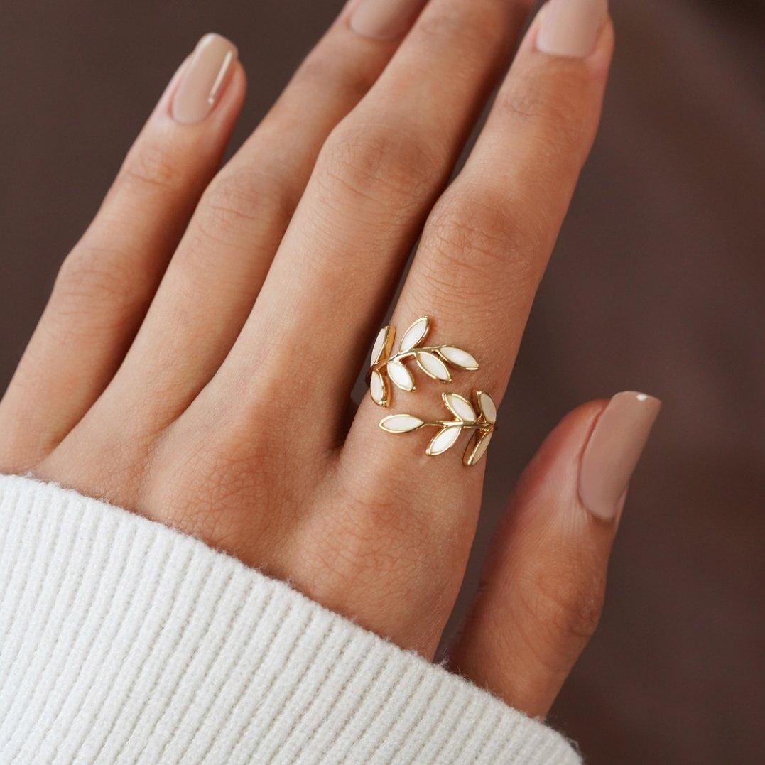Willow Leaf Ring – 18K Gold, Waterproof & Hypoallergenic