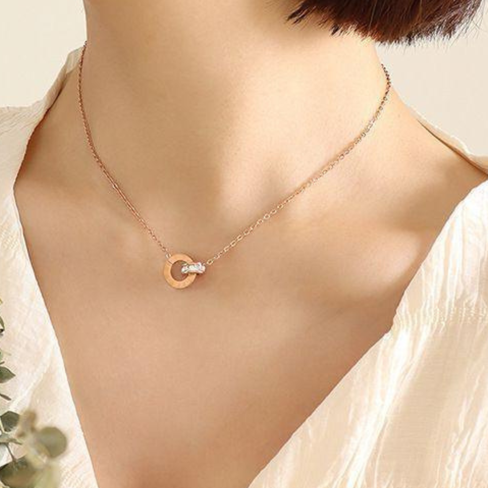 Radiant Aura Necklace – Elegant 18K Gold Necklace
